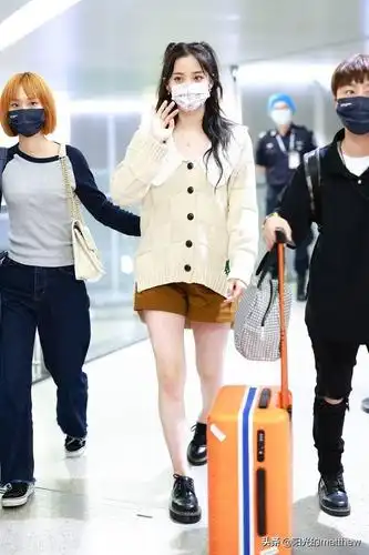 街拍:欧阳娜娜米色娃娃领针织开衫 棕色短裤 黑色皮鞋青春洋溢