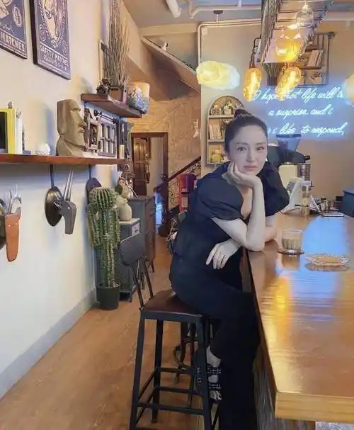 原创董璇晒美照称自己不爱作妖但会作妖素颜拍全身照真没明星包袱