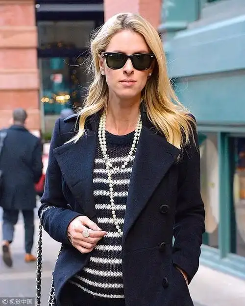 妮基·希尔顿毛呢大衣配chanel珍珠项链 大气时髦