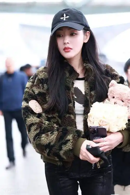 张天爱上海出发,迷彩毛绒外套甜酷十足_机场