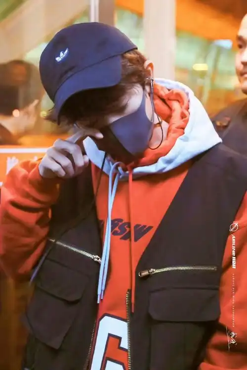 易烊千玺机场休闲风