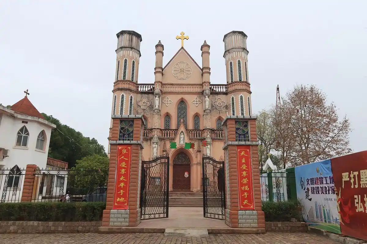 圣约瑟天主大教堂,中国三大教堂之一,在江西这个小城市里