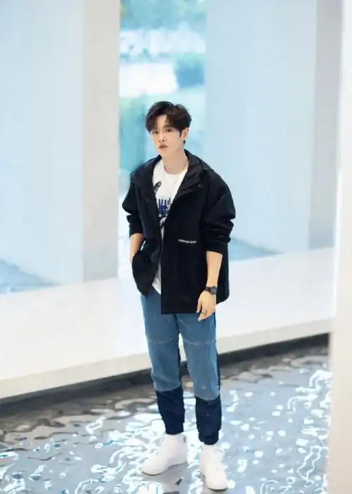 李汶翰全新时尚大片,"双截裤"搭配黑色外套,清爽大方又帅气