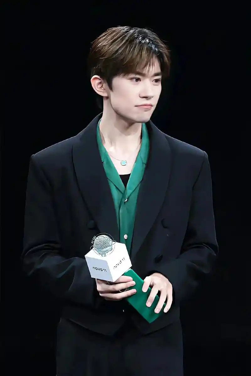 易烊千玺 #千玺 #华为 @抖音小助手 @抖音热点 @抖音 - 抖音