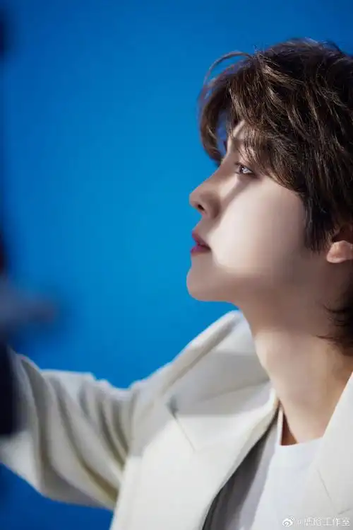 鹿晗清爽白西装#    鹿晗工作侧拍花絮来啦~白色西装清爽帅气  甘受