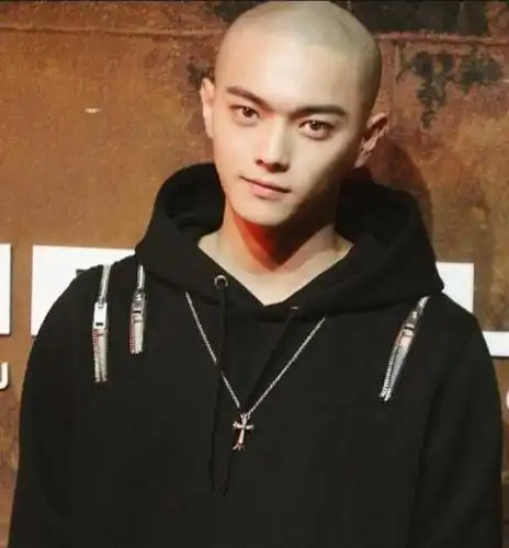 很多人会想到是掀起刘海的发型吧,对于男生们来说,寸头或者是剃成光头