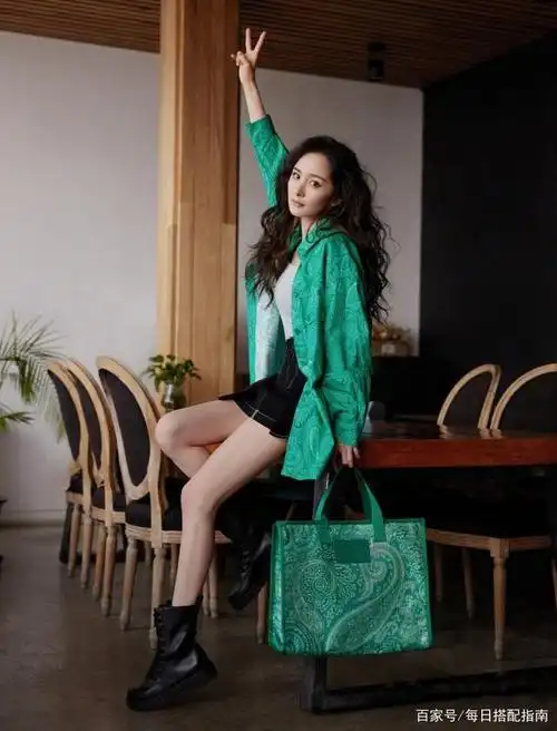 时尚界的潮人们已经优先换上了秋季新衣,就连娱乐圈的明星们也按耐不