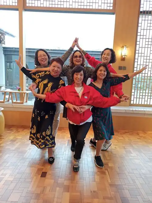 这个造型有点复杂,6人携手团队合作精神可嘉!照片相当出彩!