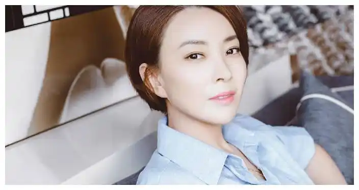 她是张嘉译前妻是央视才女今嫁给富商生活美满