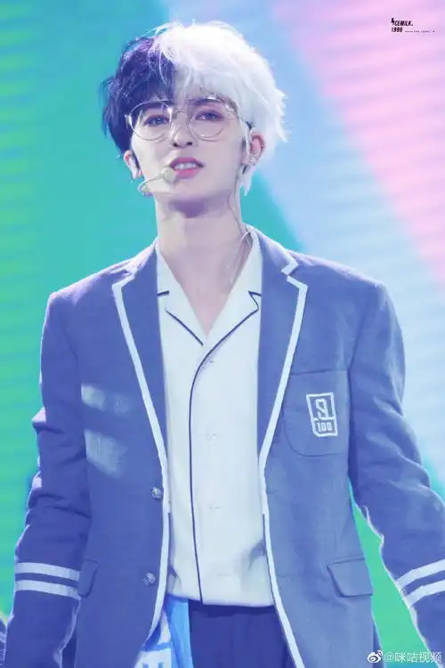 内娱爱豆的神仙发色#@theo-朱正廷简直是行走的人间调色盘!