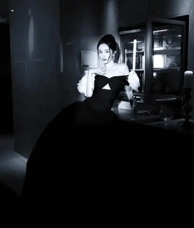 看杨幂准备了两条裙子,一条是红色抹胸鱼尾裙礼服,一条是黑白配色的晚