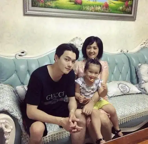 许凯三八发文晒照感叹我的女神新剧古装造型简直绝了