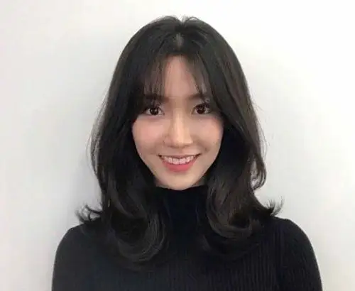 不喜染发的你中长发这样烫很时髦 20年韩国女生气质轻熟黑色卷发_发型