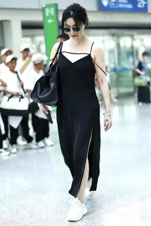 范冰冰看完秀回国,穿吊带走机场被拍,臂膀腰圆一股浓浓的大妈味