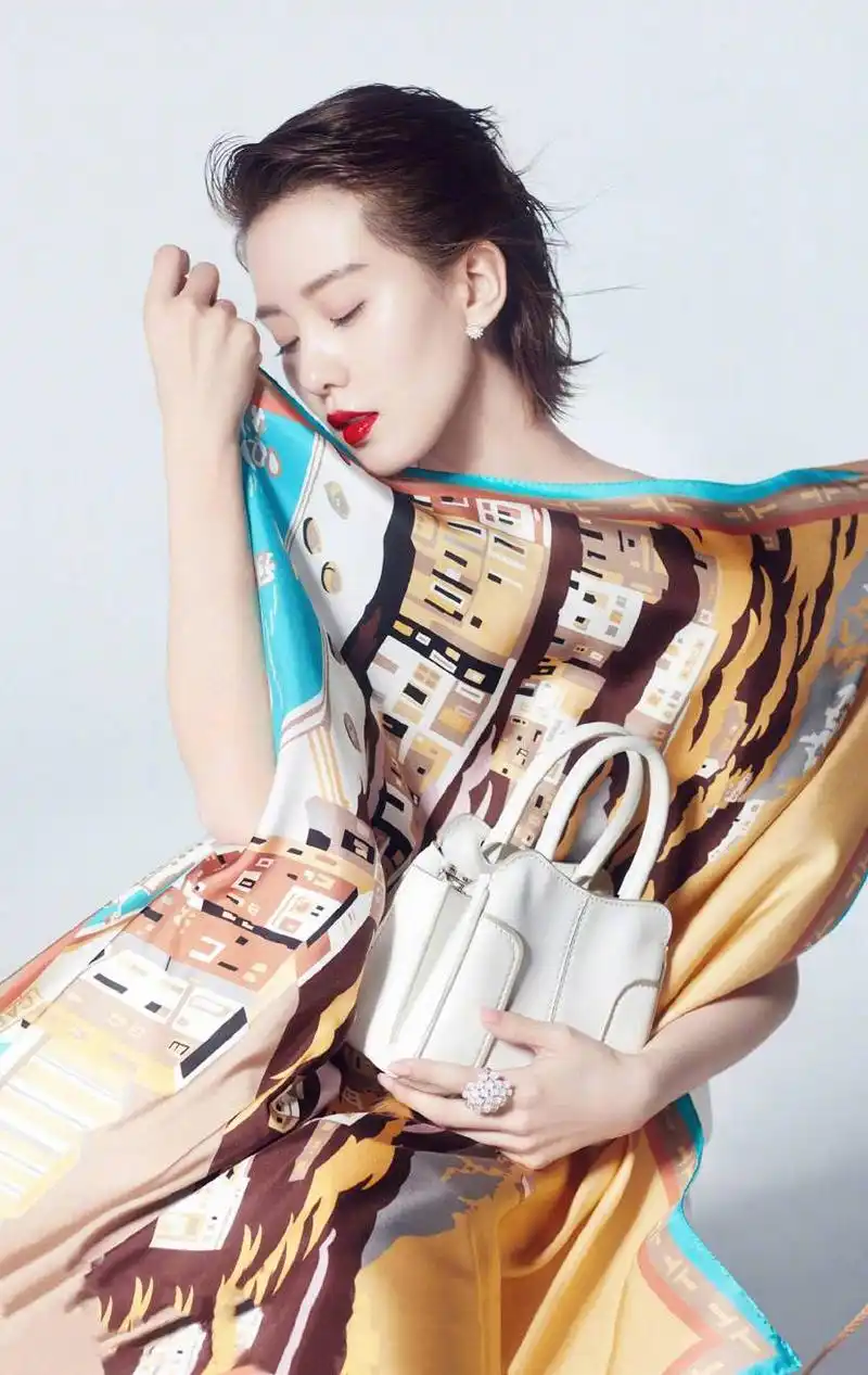 首页 图片大全 明星 刘诗诗霸气撩人时尚杂志封面大片 (3/ 8) 2018-03