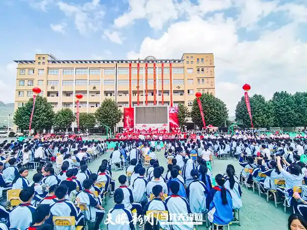 培养"爱科技 研国学"优秀学子:贵定一中举行第五届科技文化艺术暨校园