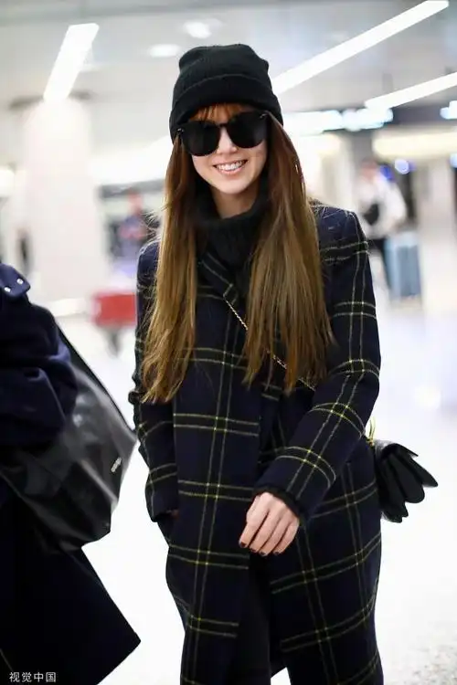 近日,上海,昆凌现身机场.