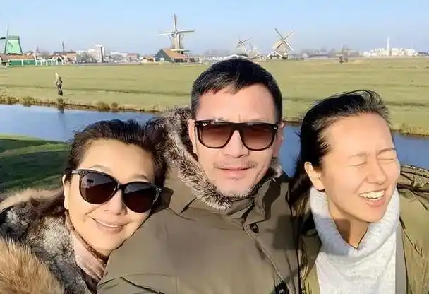 演员田小洁从工人到演员娶女神江珊为妻事业爱情双赢