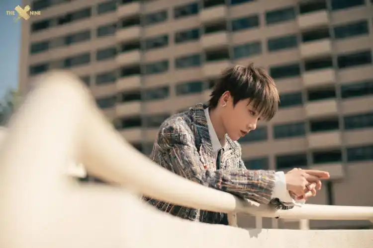 刘雨昕花色西装时尚性感写真