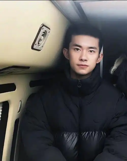 超正!易烊千玺寸头照曝光清爽帅气 眼神坚定温柔