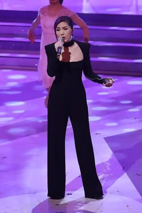 年近50的杨千嬅穿蓝色西装干净清新小圆脸看起来很可爱