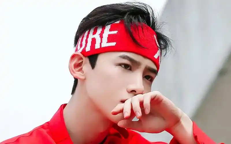 傲娇小蘑菇呆萌白敬亭时尚写真大片桌面壁纸时尚白敬亭傲娇呆萌