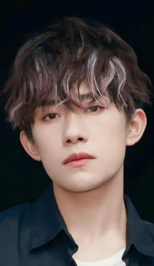 易烊千玺换新发色