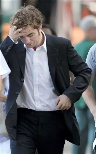 组图帕丁森记住我热拍穿西装变沉稳美男