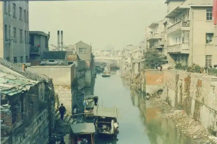 如今的宜兴市人民路蛟桥街口向北新貌--档案馆供稿1993年宜兴市人民路