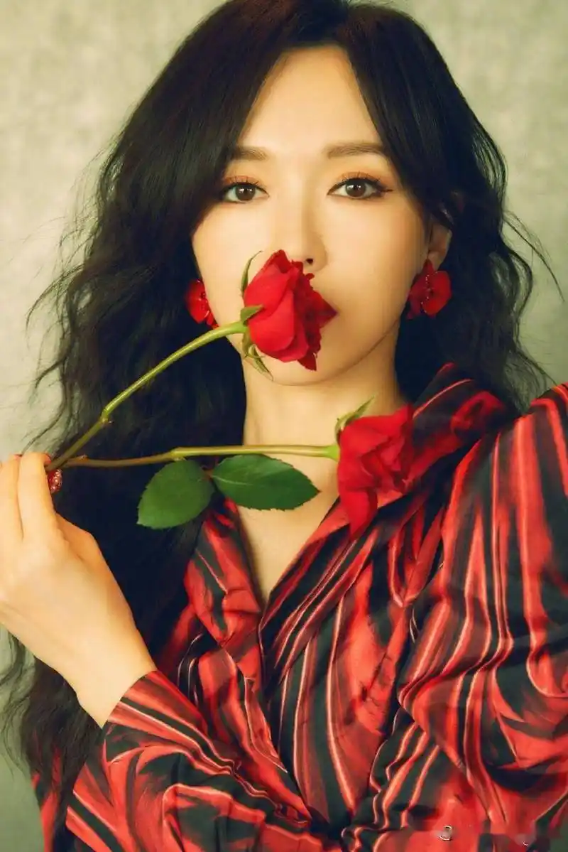 唐嫣晒兔年最新写真温婉大气 着红黑开叉长裙露灿笑气质佳_照片