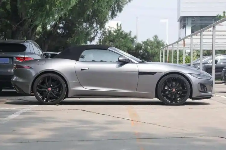 为年轻人打造的跑车,2.0t坐拥300马力,2门2座设计,捷豹f-type