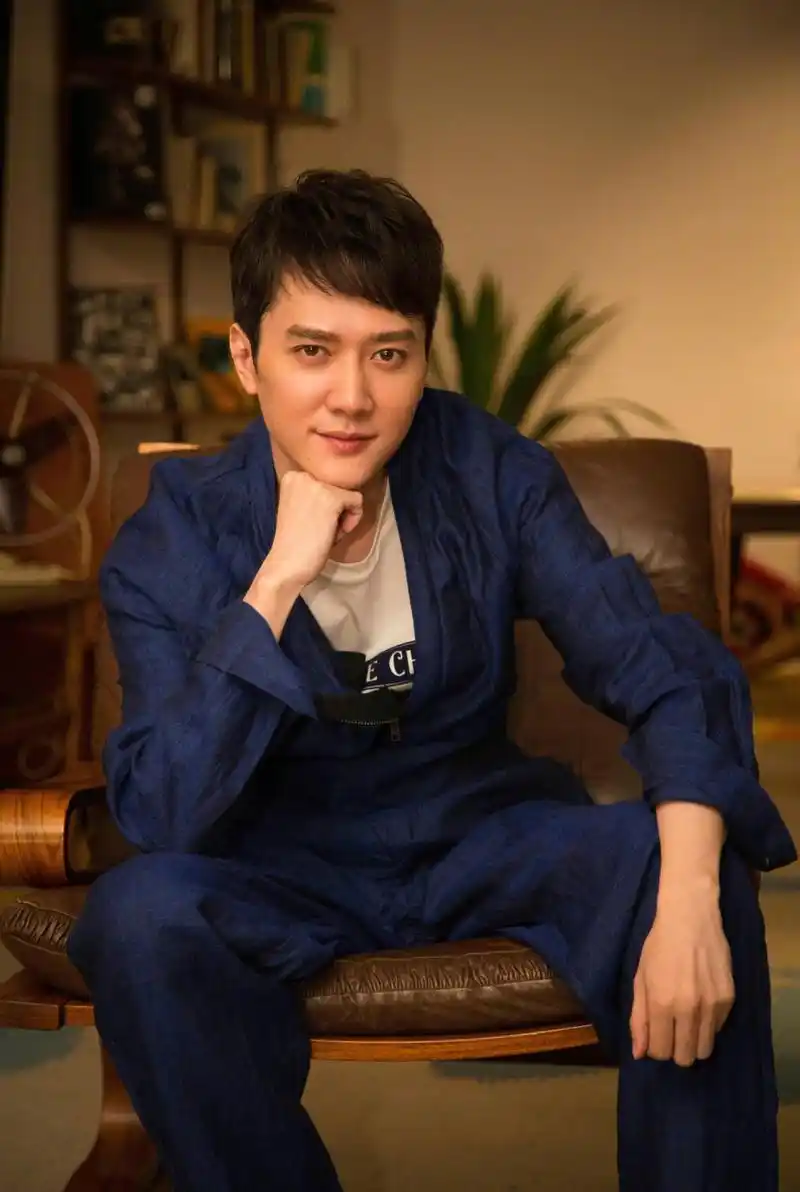 冯绍峰用实际行动告诉你明星艺术美照都是怎么拍的