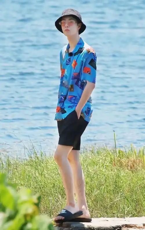 王一博海边被抓拍,当看到生图下山药腿的真实腿围,女生都要崩溃_手机
