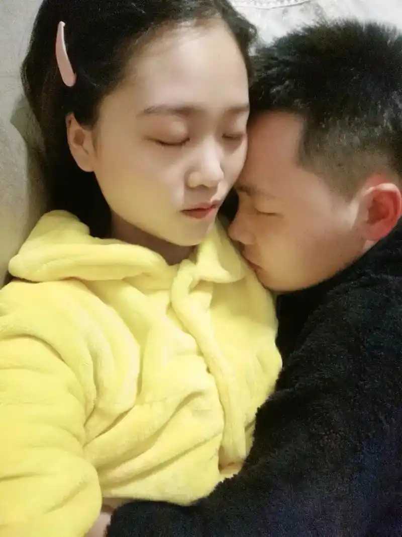 老公:"老婆,抱到你好舒服." 老婆:"我要去洗漱了." 老 - 抖音