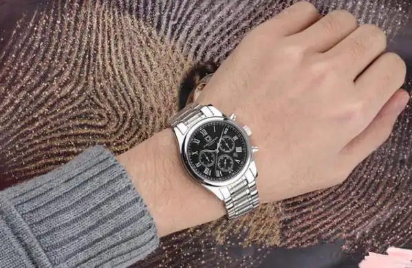 穿西装戴什么颜色表盘男士西装配什么手表