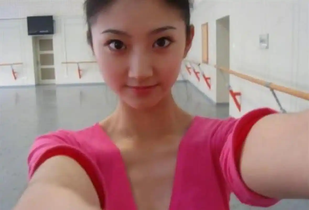 大学时期的景甜旧照  大学时期的景甜清纯又单纯,水汪汪的大眼睛像会