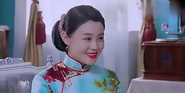 尽管关婷娜并非科班出身,但她在诠释阿薇这一角色时却表现得游刃有余