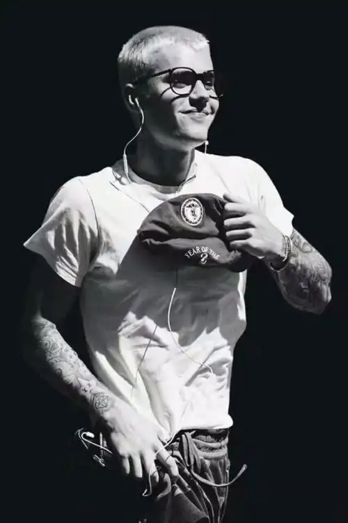 他背影很霸气,肩膀很宽大,因为这就是王的样子 justinbieber