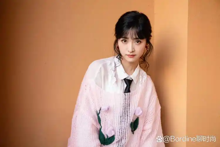 沈月的搭配层次也时髦