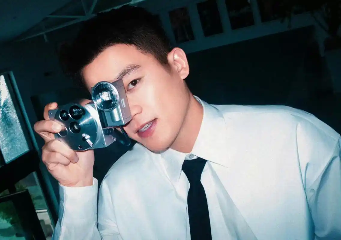 欧豪生日照片来啦,真的是太帅了吧, 穿着清新,而且非常的绅士,刚好到