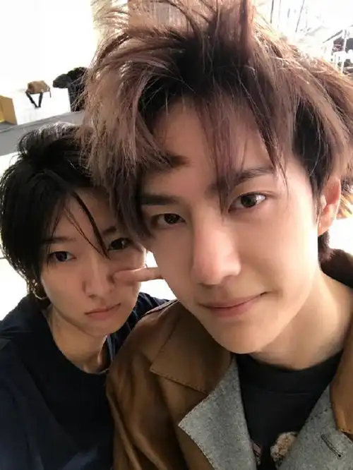 组酸溜溜的合照来啦～不管男生女生跟我博子合影我都好生羡慕#王一博