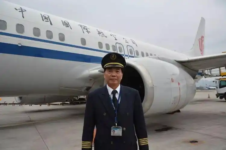 国航功勋飞行员李光荣退休!_飞行大队