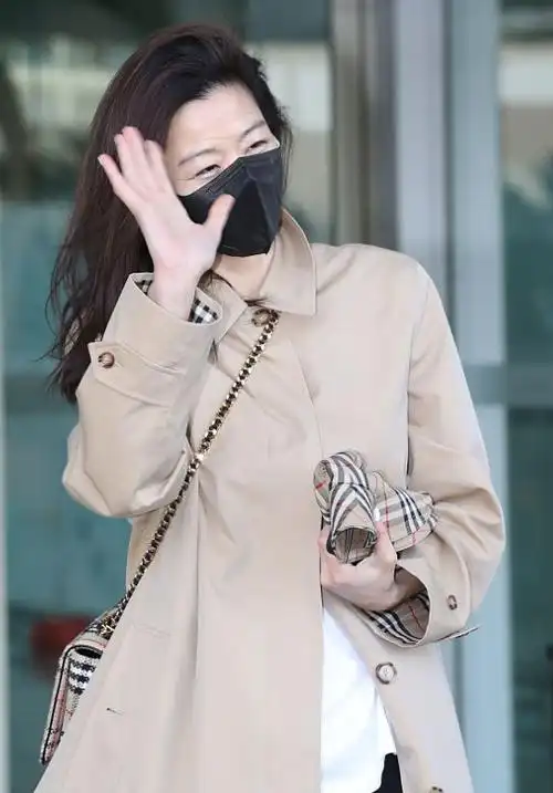 全智贤最新机场照简约清爽又舒适气场还是很强的