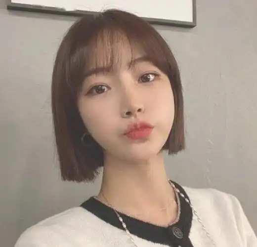 齐刘海 短直发波波头发型,这款很受在校学生的欢迎,简约又好打理的