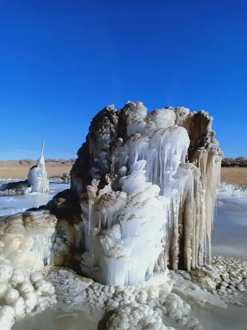 青海省格尔木市五子湖冰林