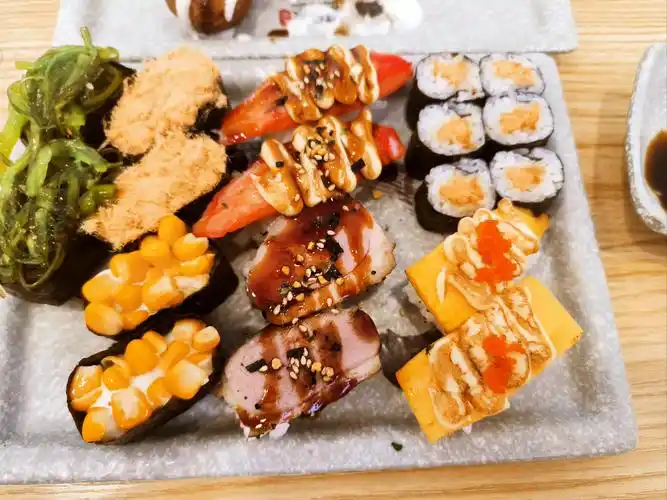 17年老品牌,寿司的种类琳琅满目,更有选择困难症的寿司拼盘和新品寿司