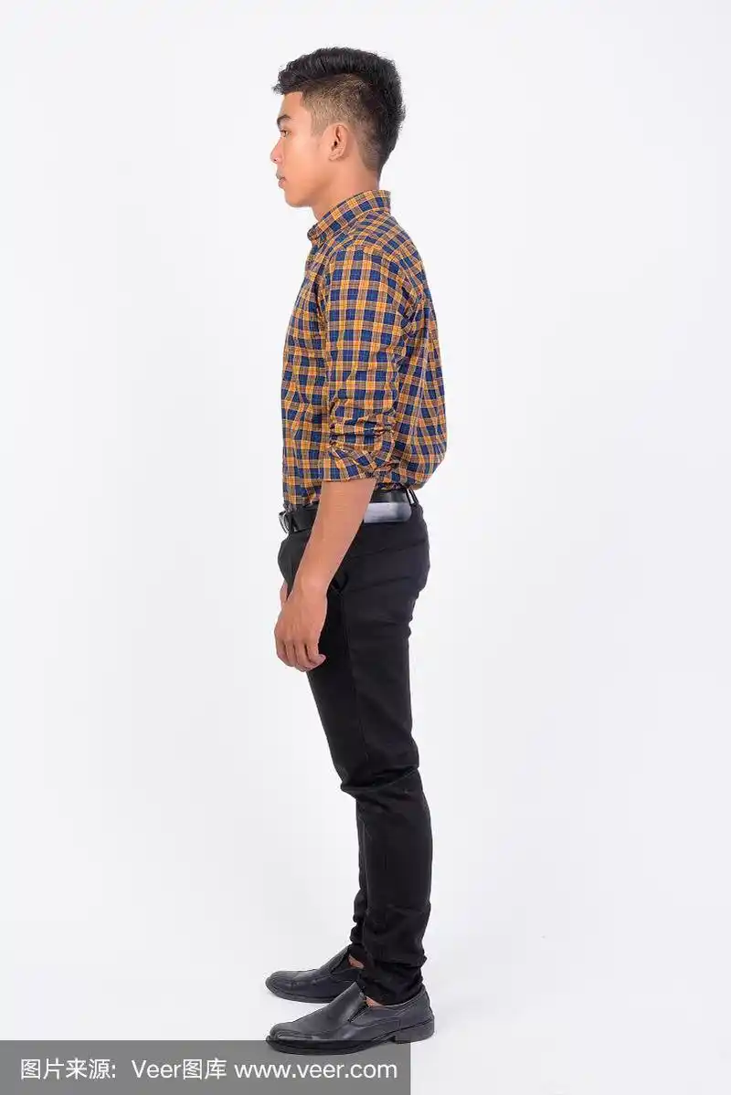 白人背景下的年轻亚洲商人的侧面视图