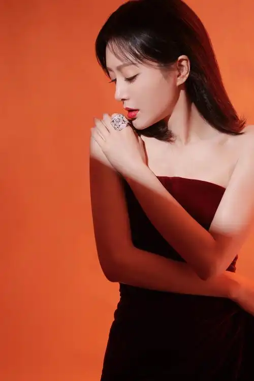 40岁女星烈焰红裙妩媚迷人