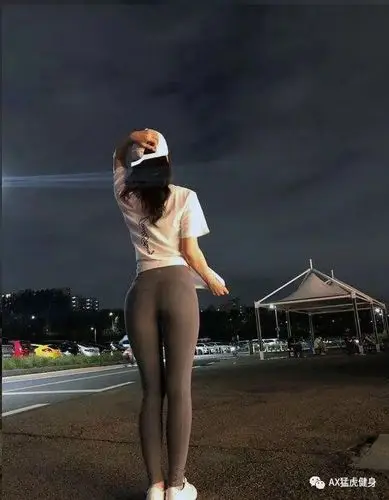 完美背影杀手她健身撸铁练就完美身材转过头更是俘获一片芳心