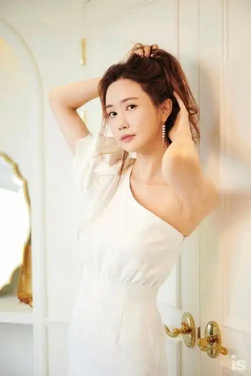 韩国女艺人李多海最新杂志写真黑白双色风格